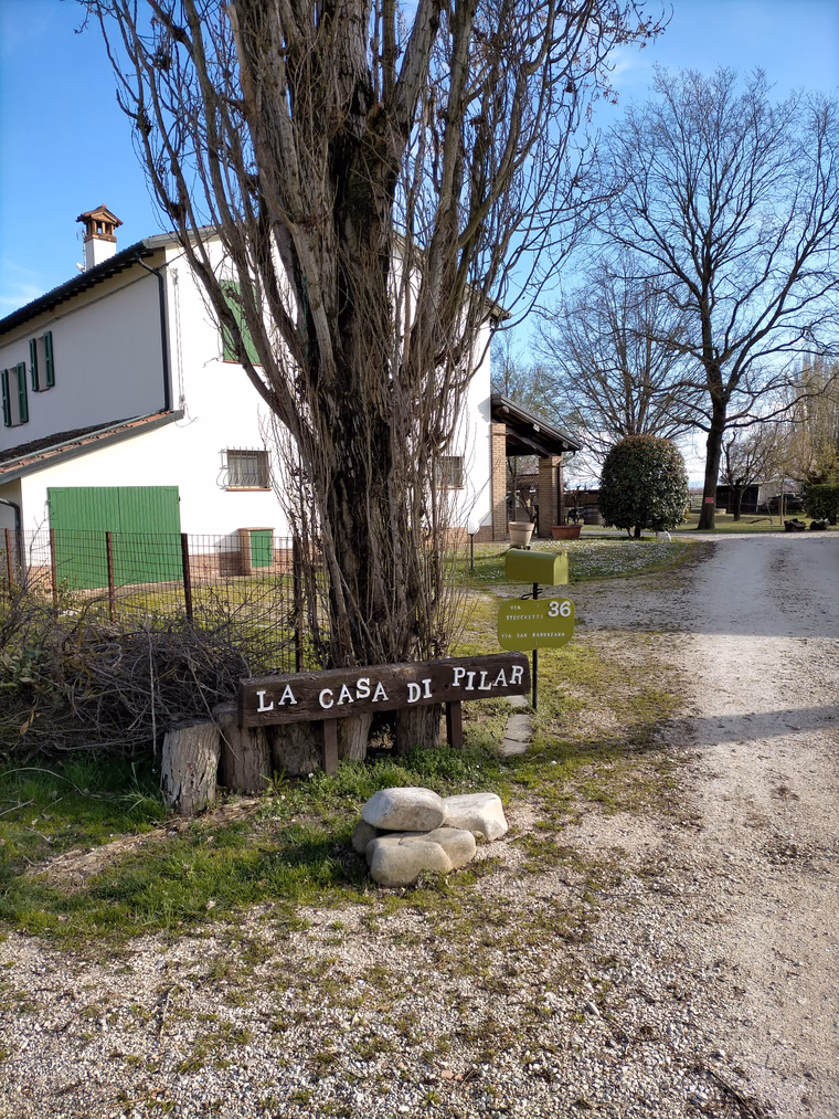 L'insegna de La Casa di Pilar, B&B immerso nel verde a Cotignola
